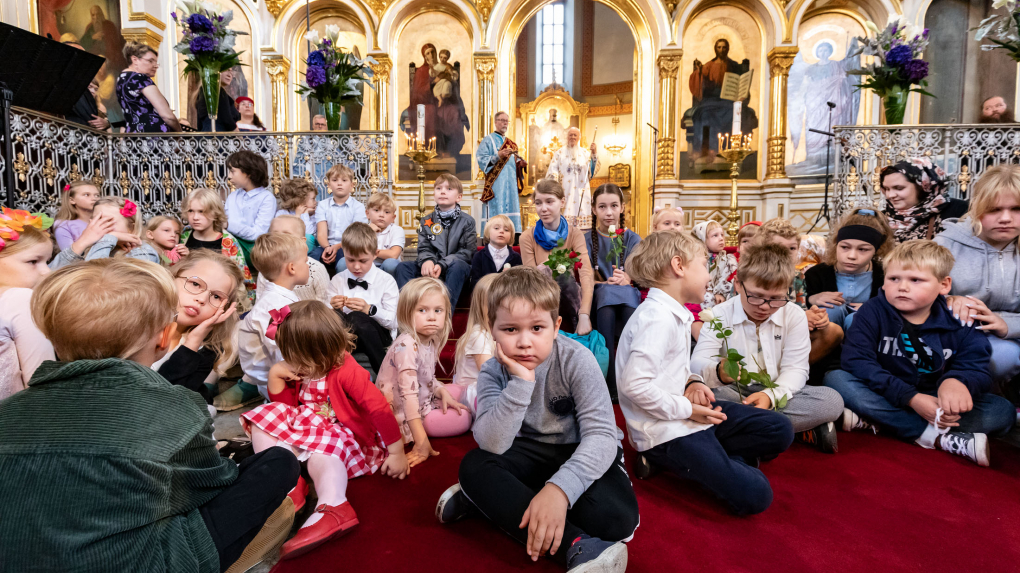 Lapsia istumassa lattialla Uspenskin katedraalissa